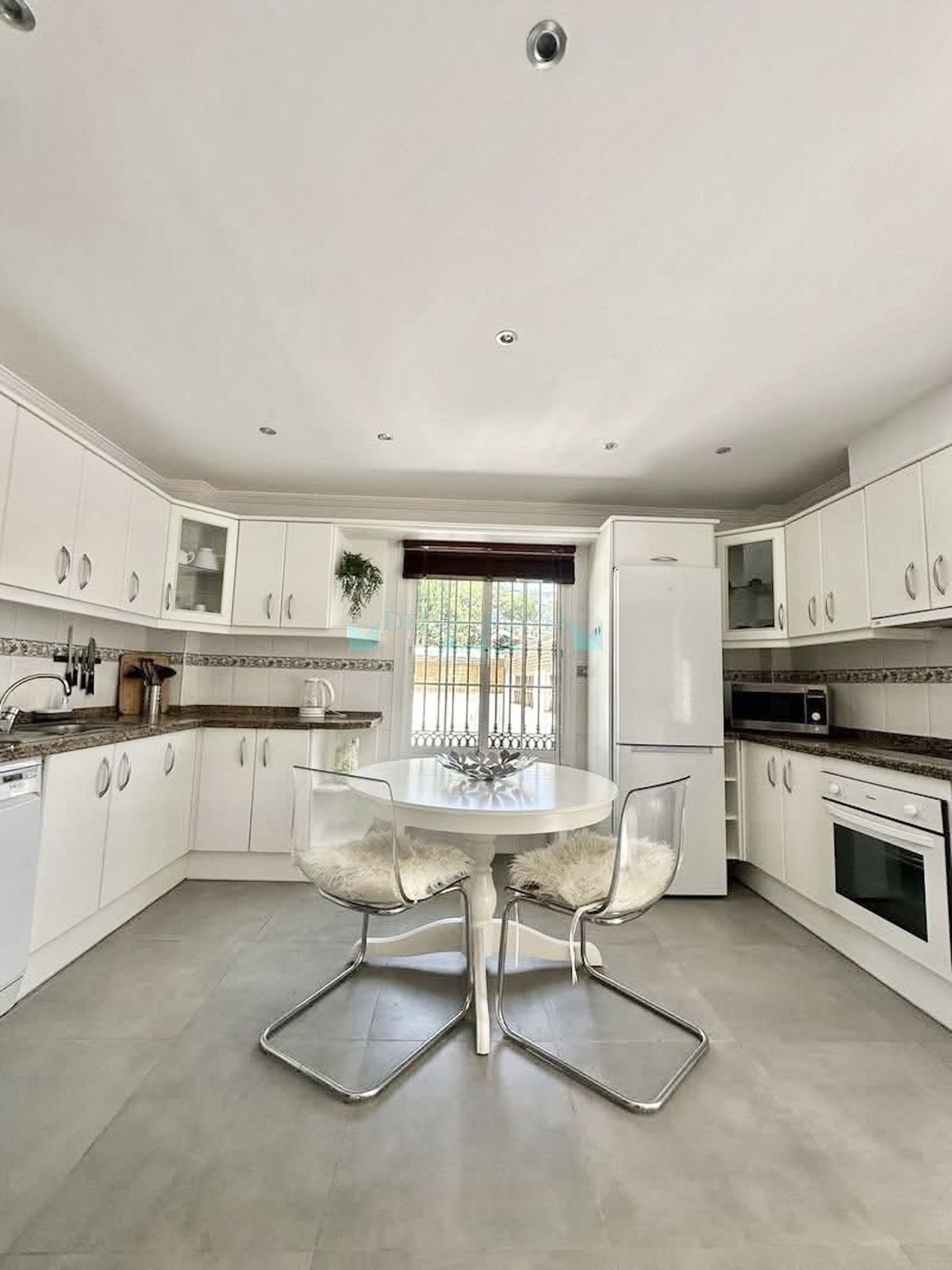 Villa en alquiler en Costabella, Marbella Este
