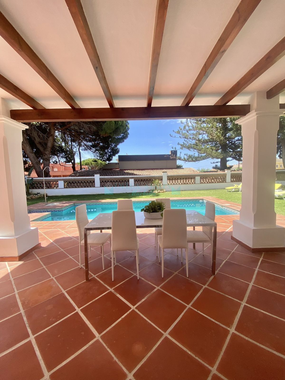 Villa en alquiler en Costabella, Marbella Este