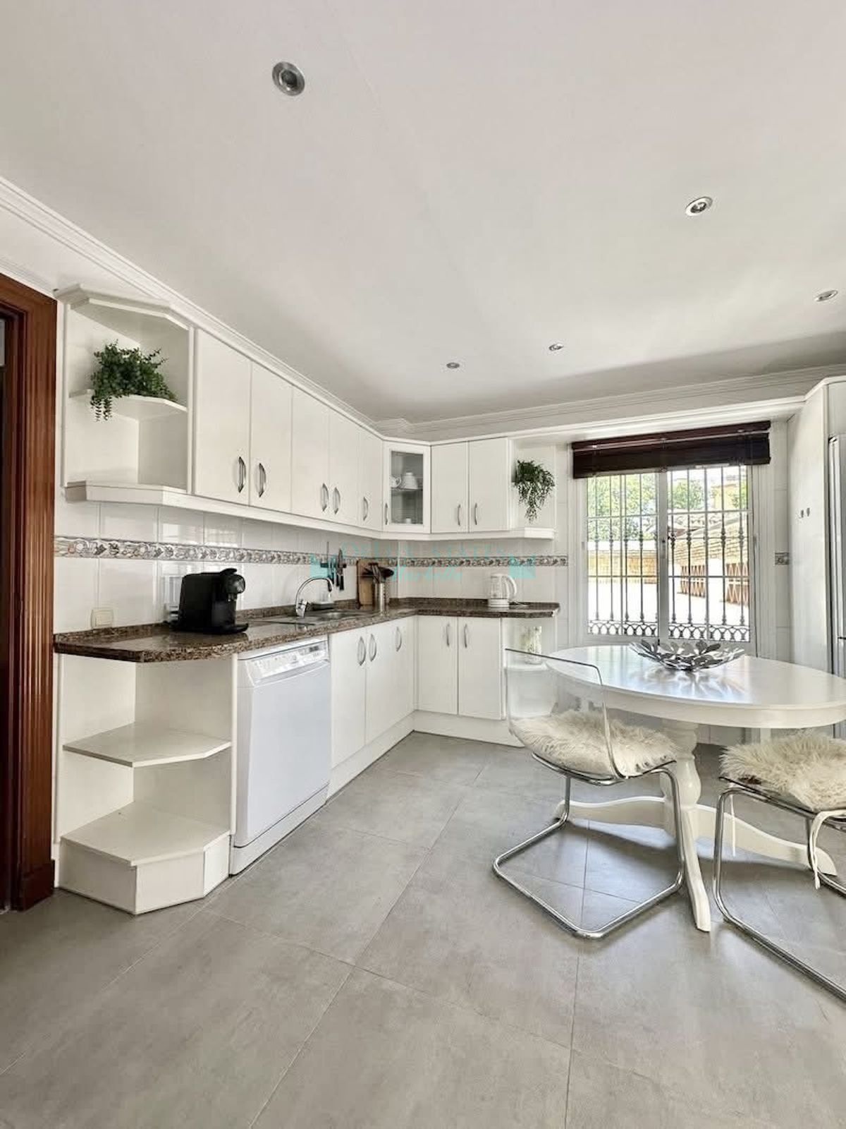 Villa en alquiler en Costabella, Marbella Este