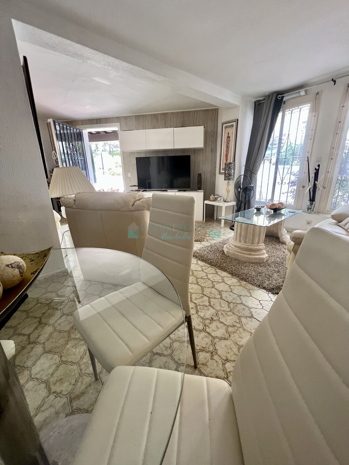 Shopping Centre for sale in Cabopino, Marbella East