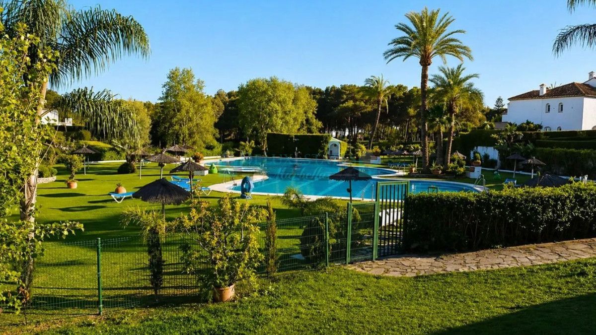 Ground Floor Apartment for sale in El Paraiso, Estepona