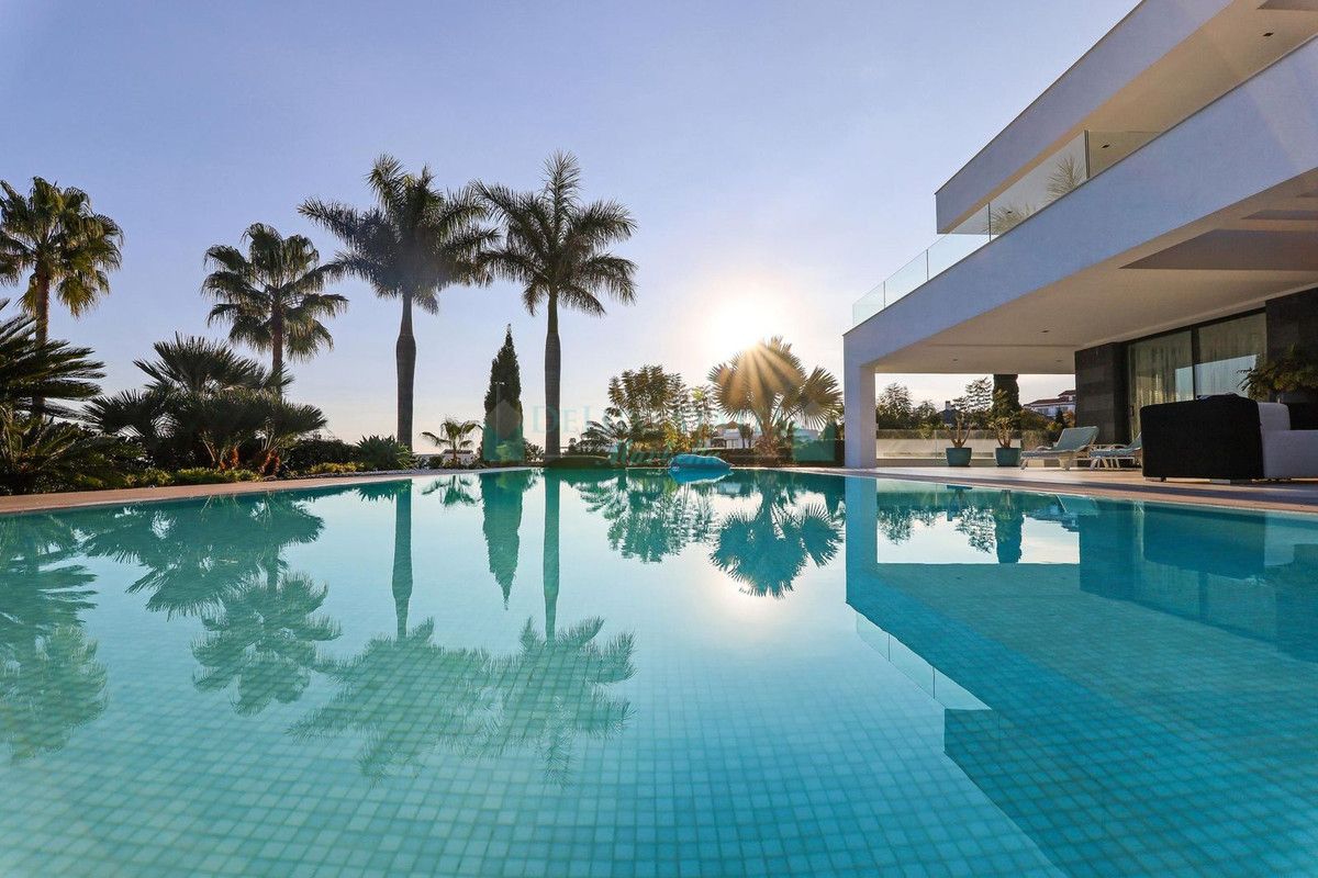Villa for sale in Los Flamingos, Benahavis