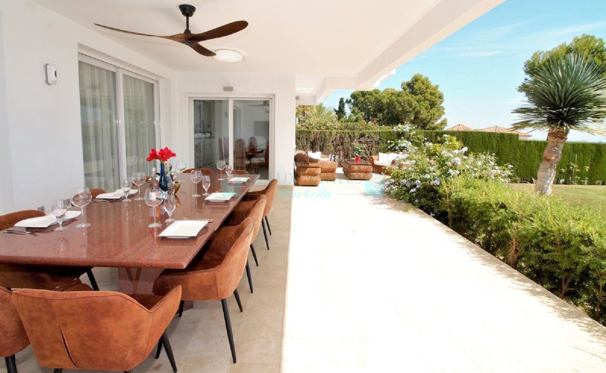 Villa for sale in El Paraiso, Estepona