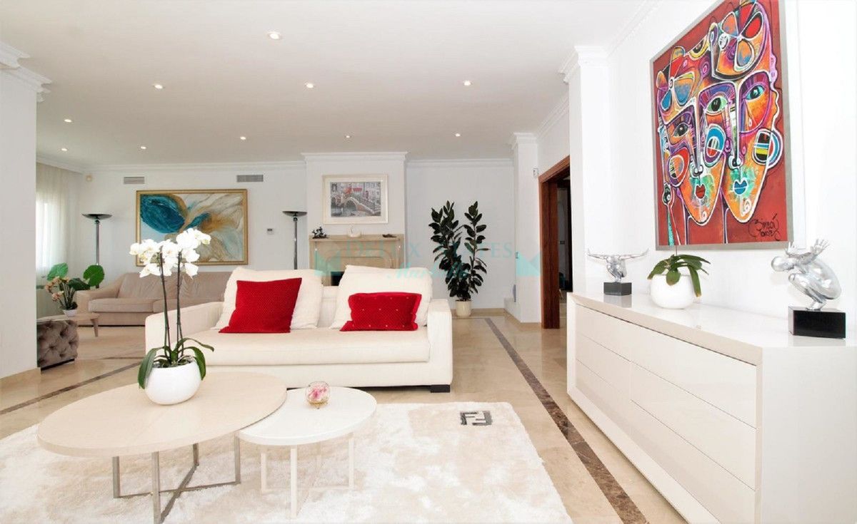 Villa for sale in El Paraiso, Estepona