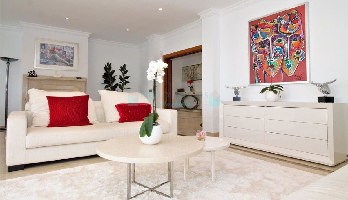 Villa for sale in El Paraiso, Estepona