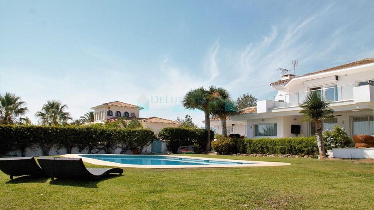 Villa for sale in El Paraiso, Estepona