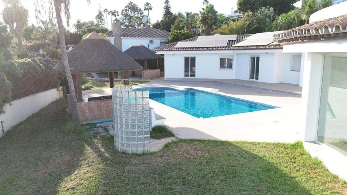 Villa for sale in El Paraiso, Estepona