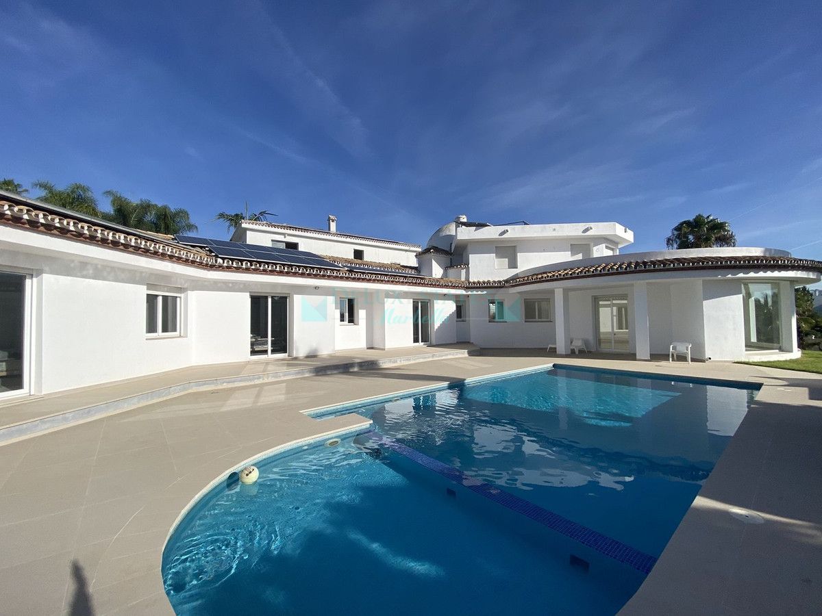 Villa for sale in El Paraiso, Estepona