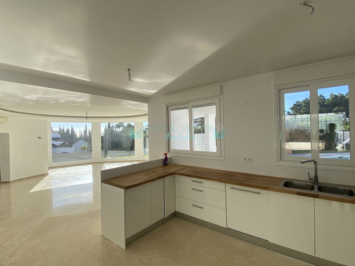 Villa for sale in El Paraiso, Estepona