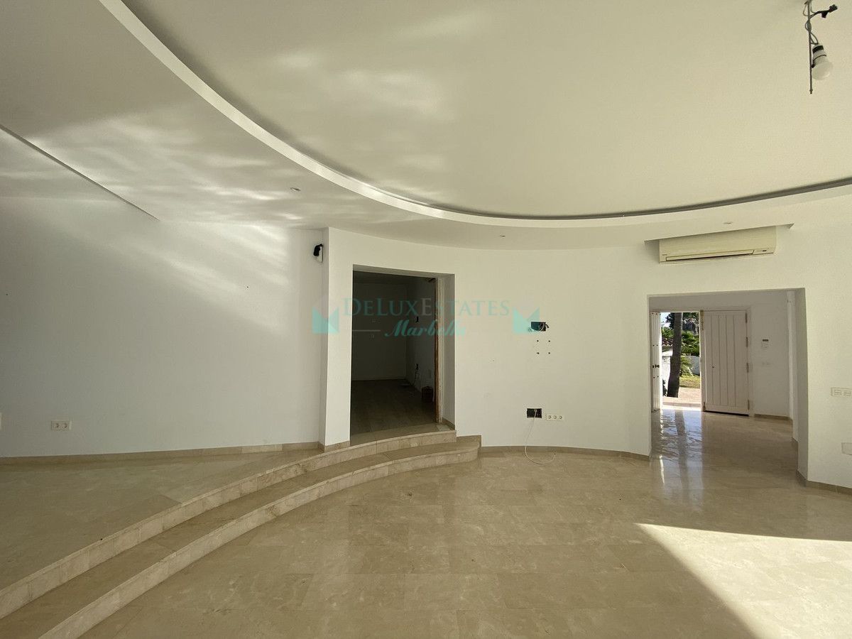 Villa for sale in El Paraiso, Estepona