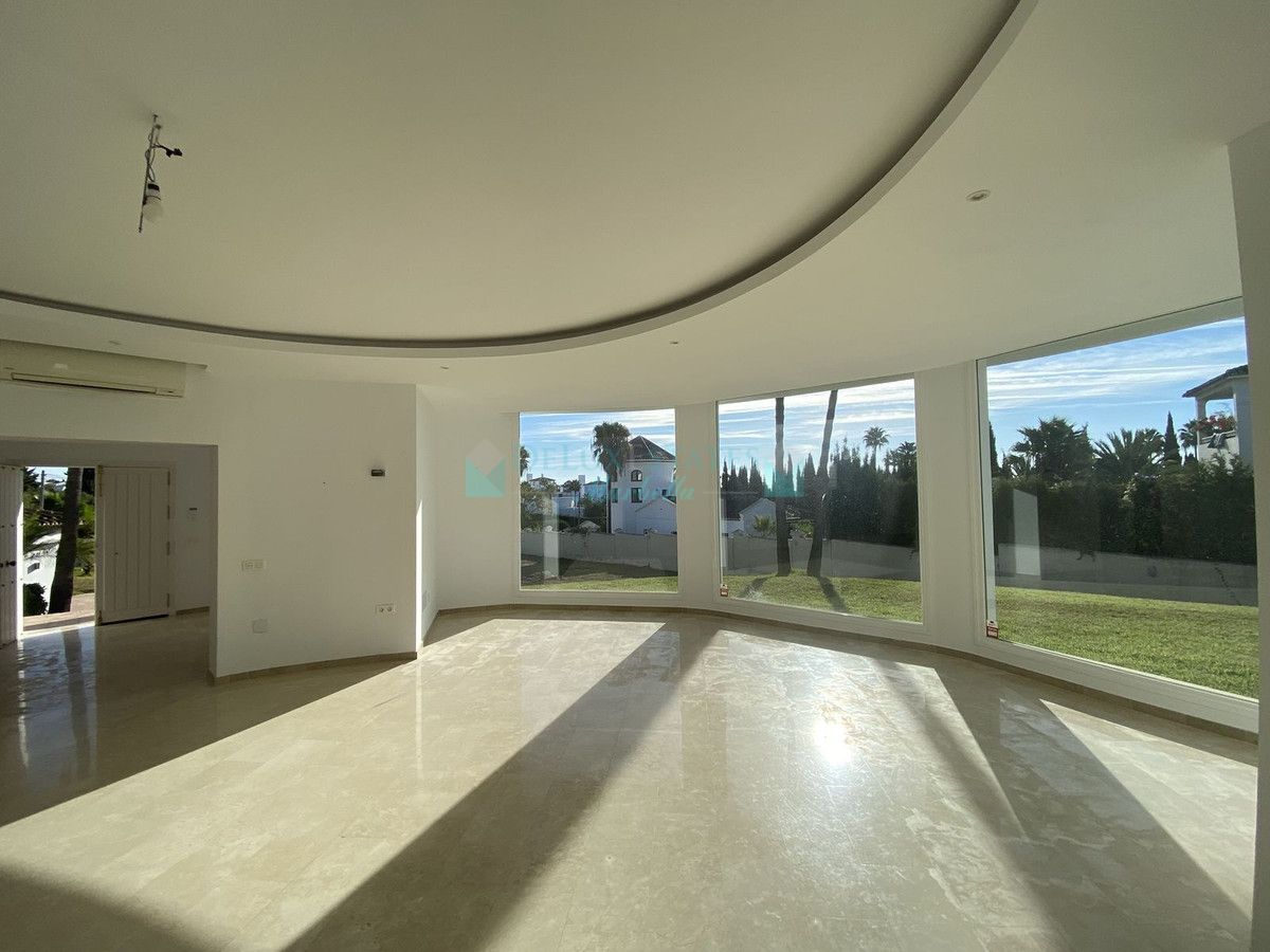 Villa for sale in El Paraiso, Estepona