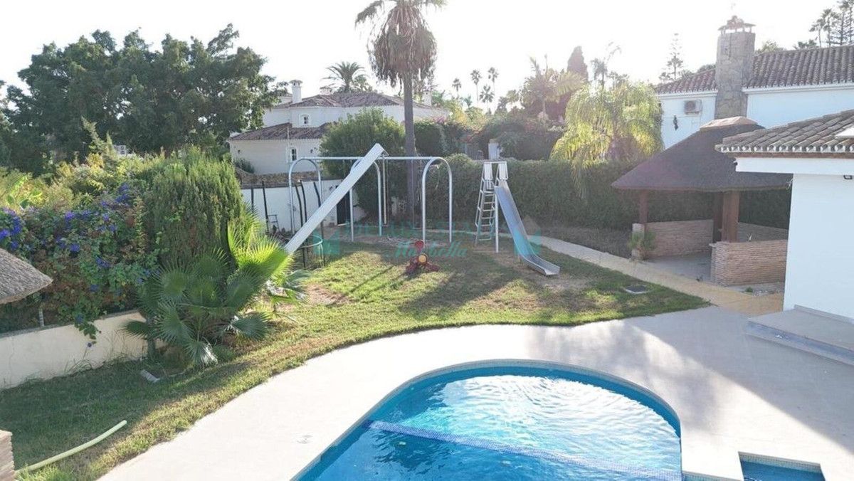 Villa for sale in El Paraiso, Estepona