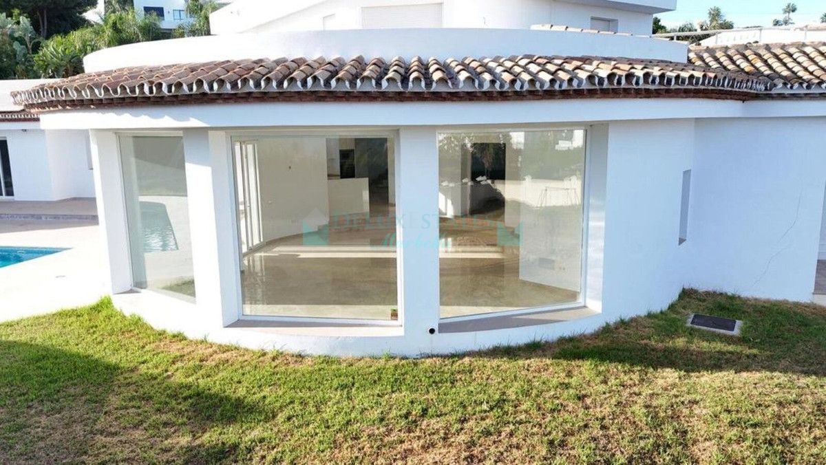 Villa for sale in El Paraiso, Estepona