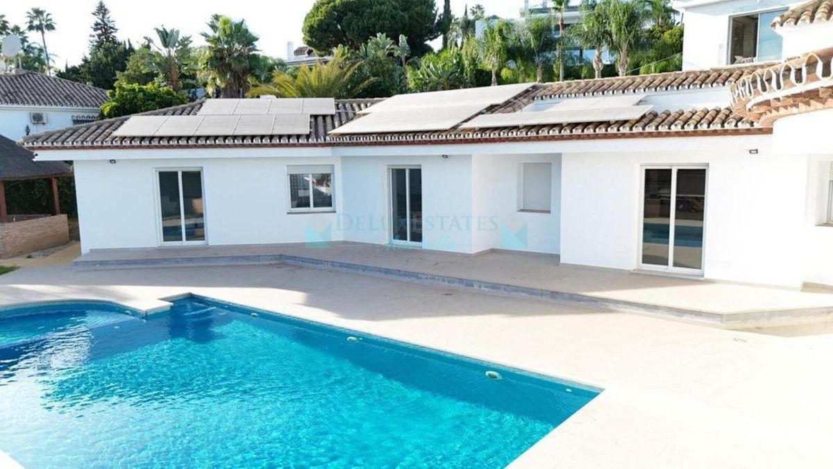Villa for sale in El Paraiso, Estepona