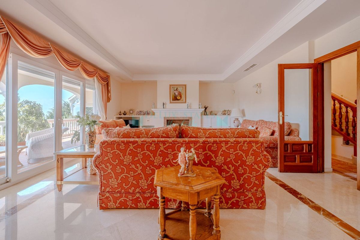 Villa en venta en El Paraiso, Estepona