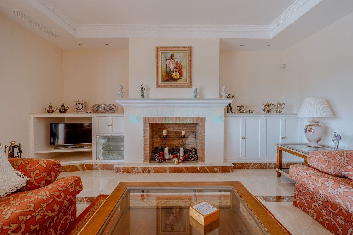 Villa en venta en El Paraiso, Estepona