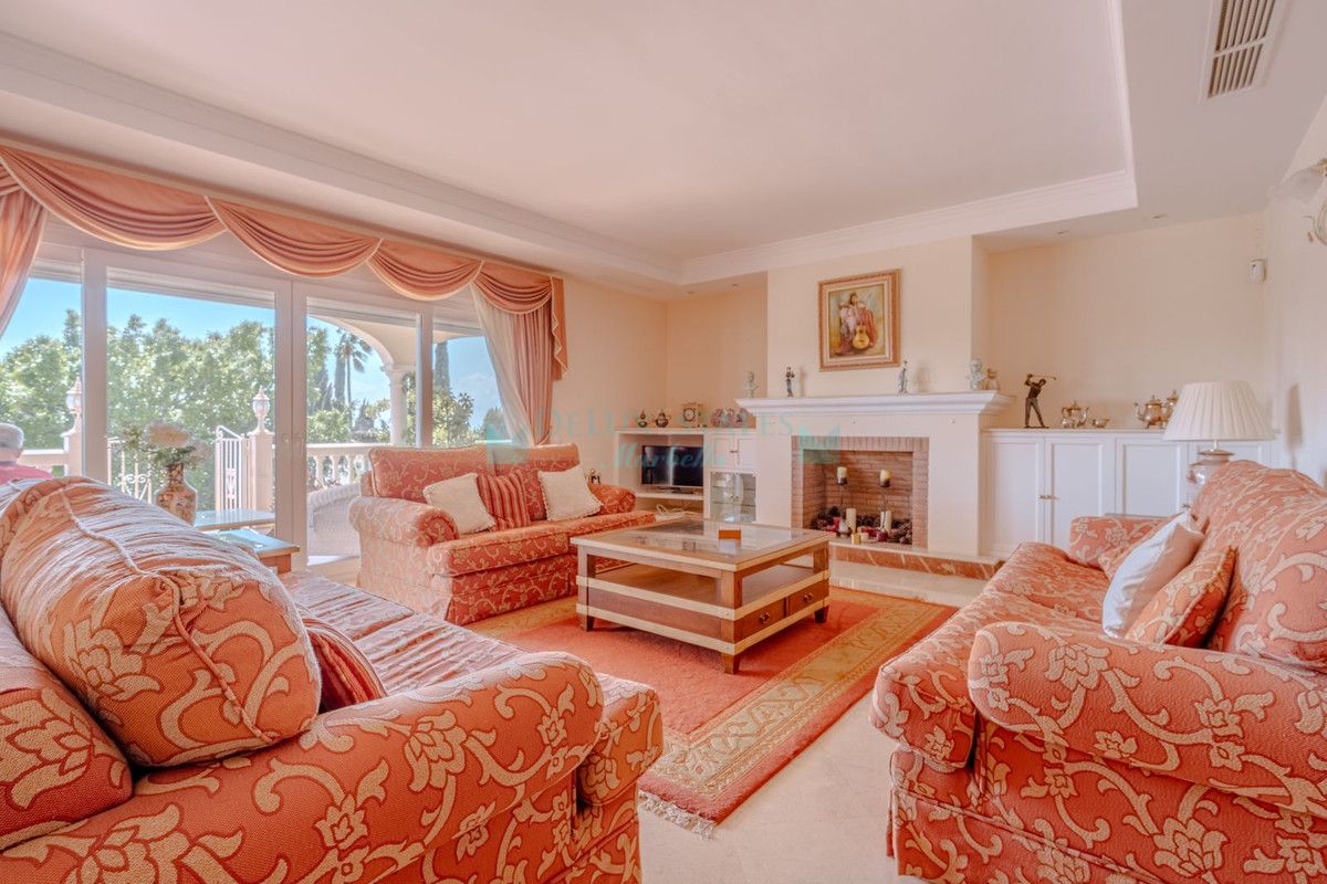 Villa en venta en El Paraiso, Estepona