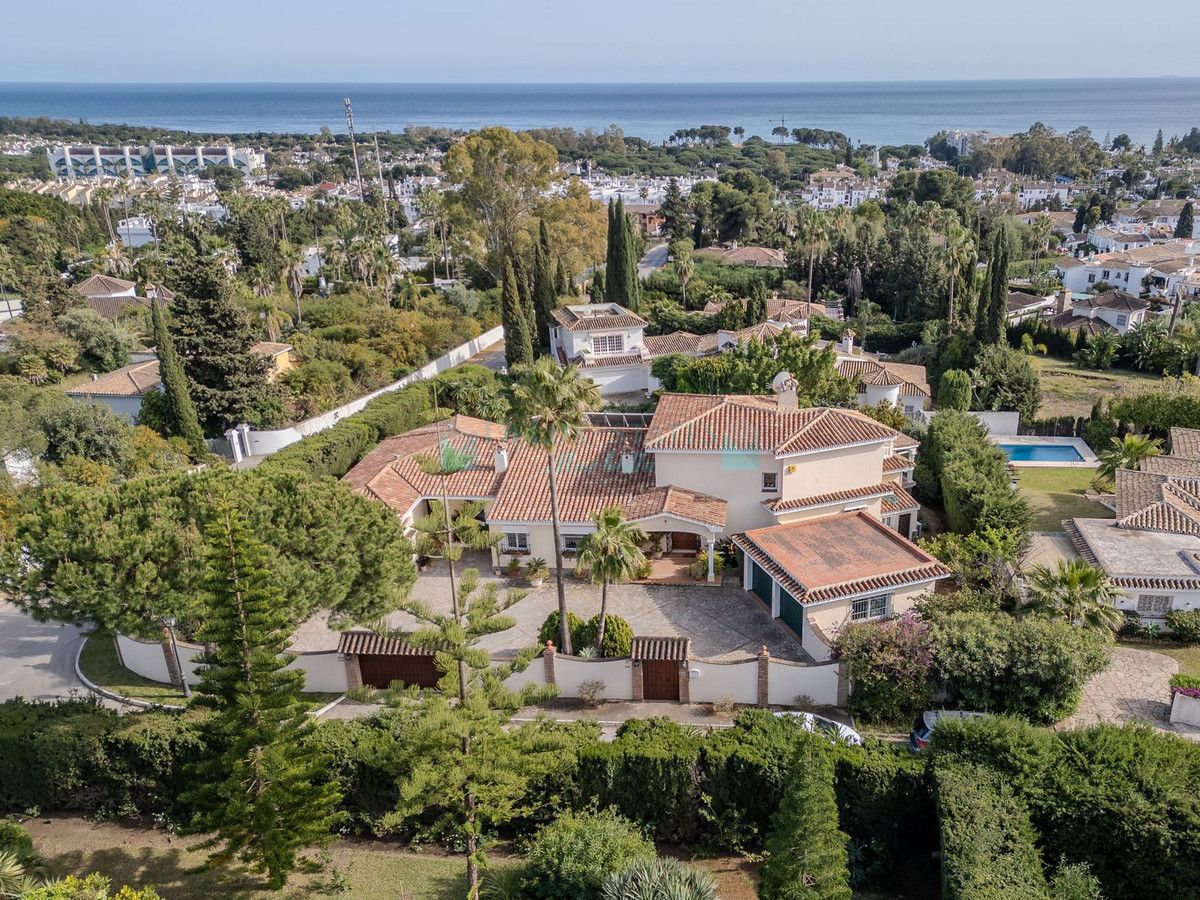 Villa en venta en El Paraiso, Estepona