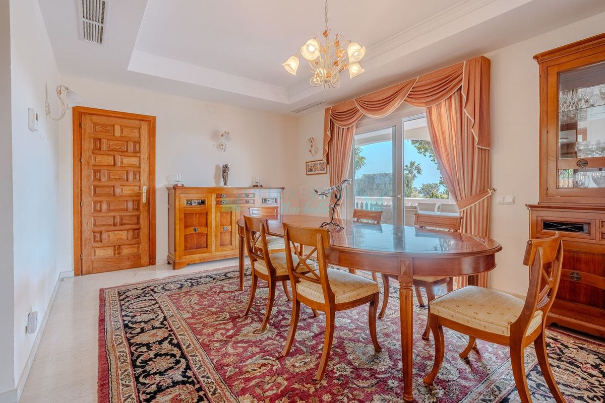Villa en venta en El Paraiso, Estepona