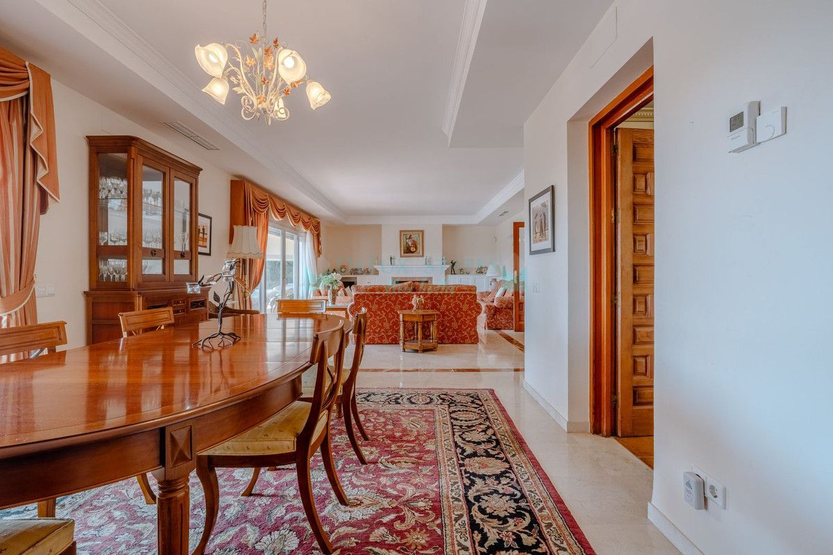 Villa en venta en El Paraiso, Estepona