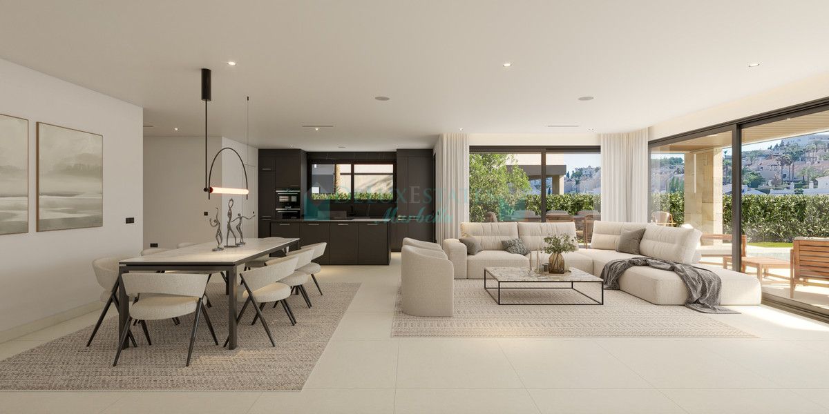 Villa for sale in New Golden Mile, Estepona