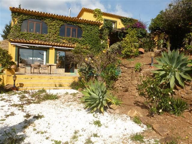 Villa for sale in Estepona