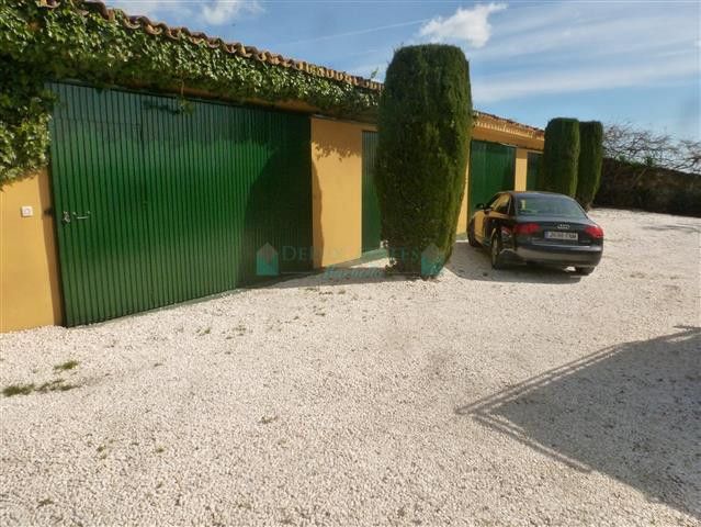 Villa for sale in Estepona