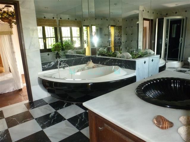 Villa for sale in Estepona