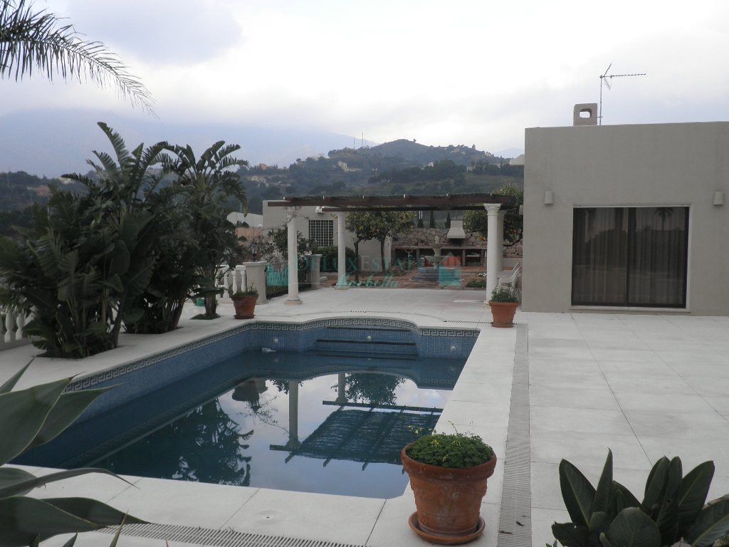 Villa for rent in Estepona