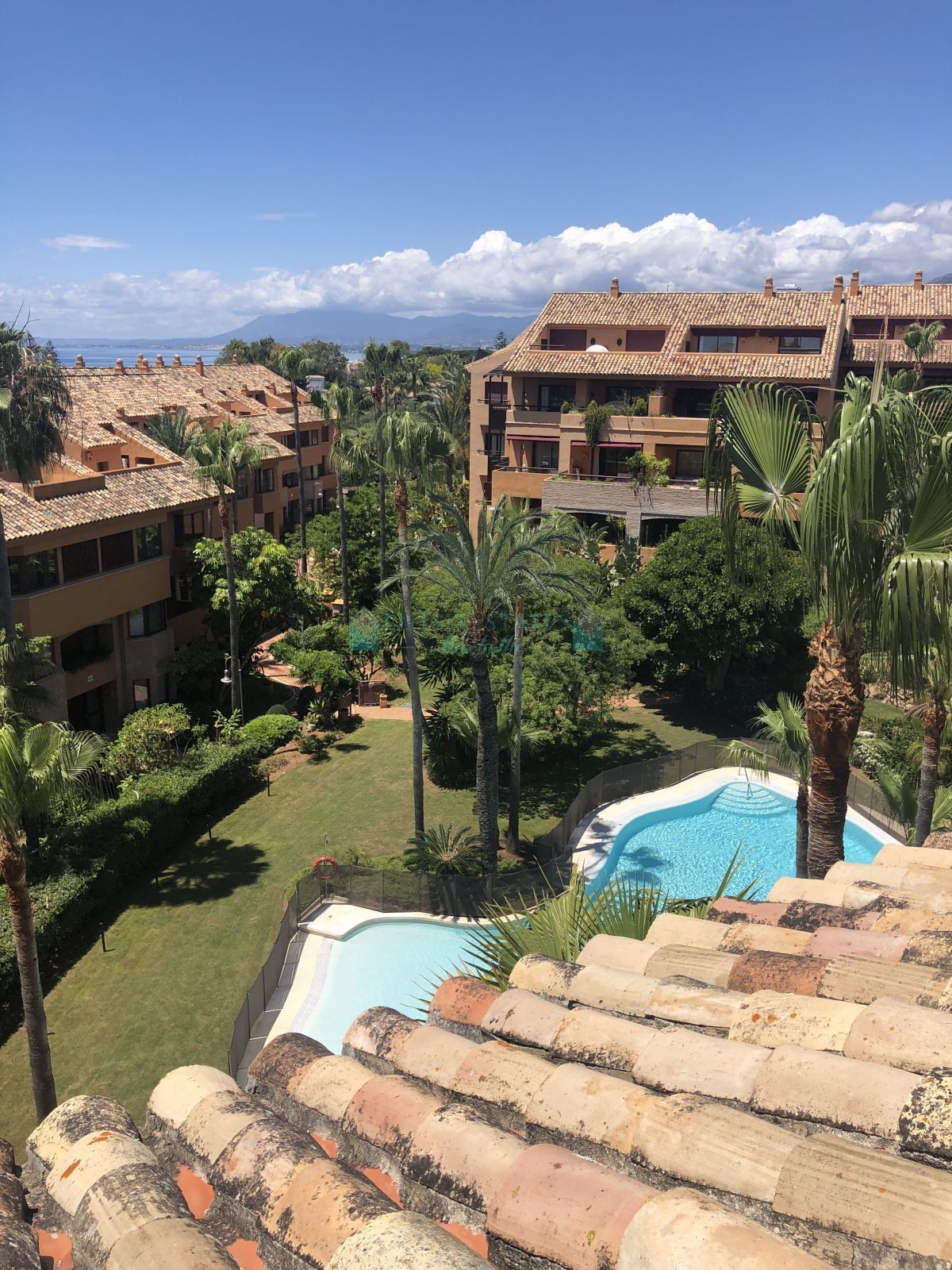 Penthouse for rent in Bahia de Marbella, Marbella East