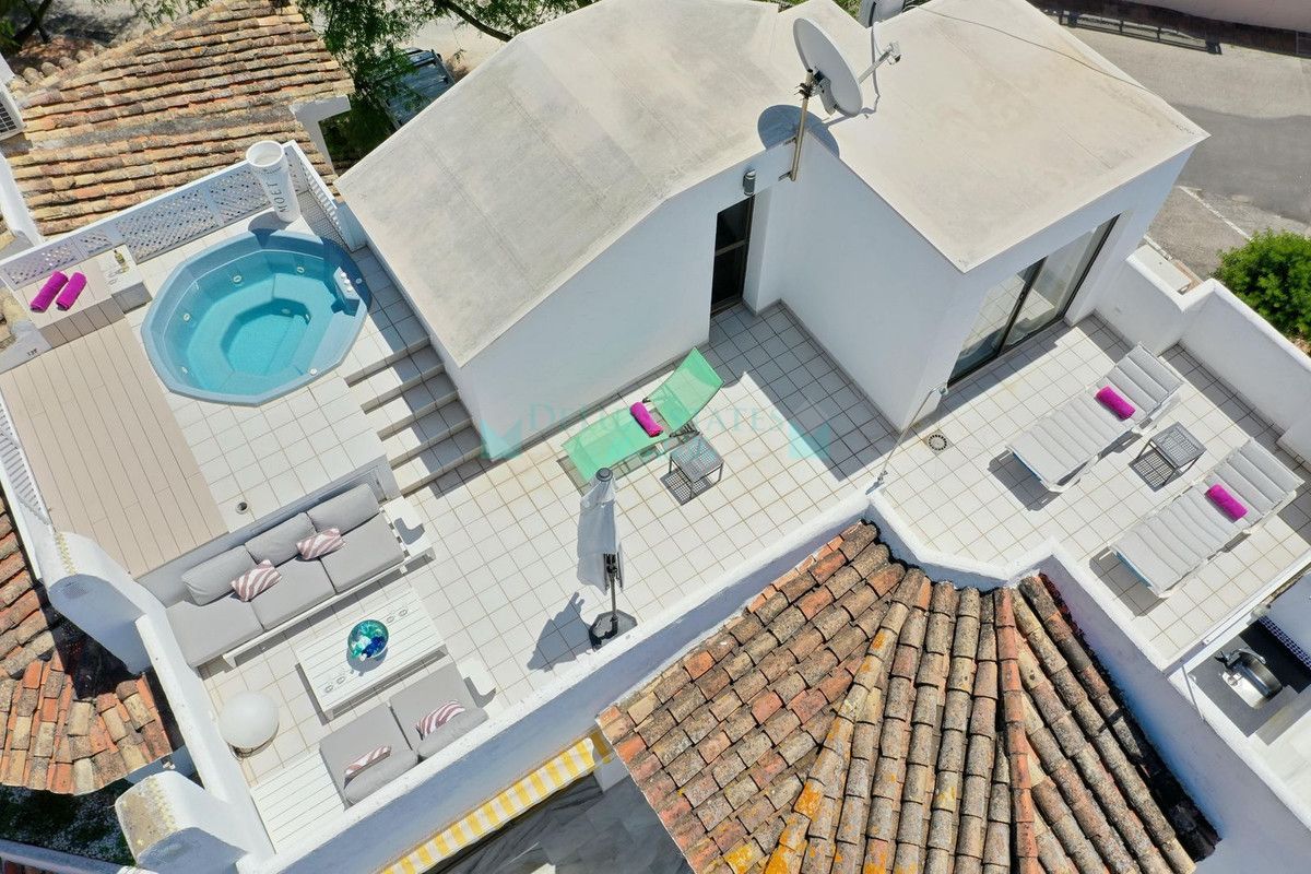 Penthouse for sale in Elviria, Marbella East