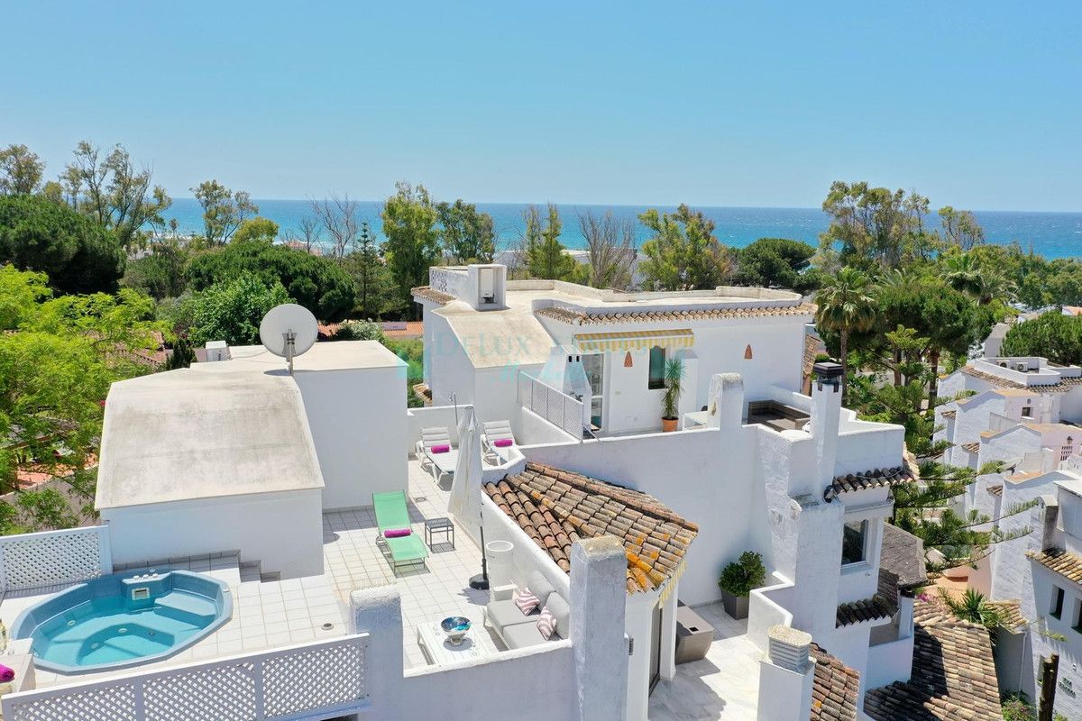 Penthouse for sale in Elviria, Marbella East