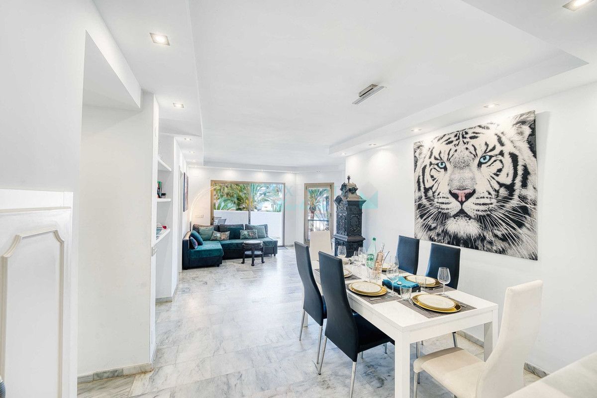 Penthouse for sale in Elviria, Marbella East