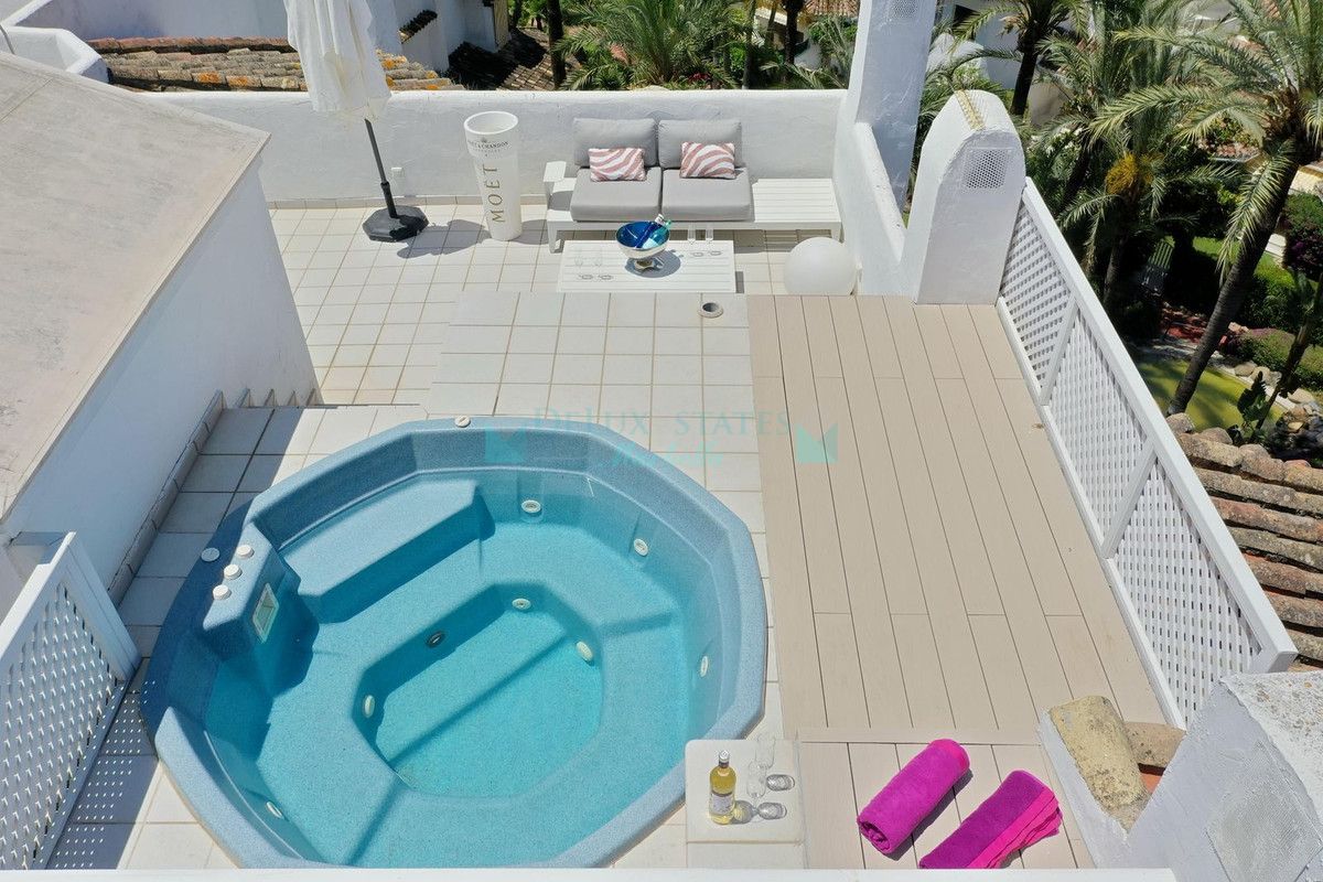 Penthouse for sale in Elviria, Marbella East