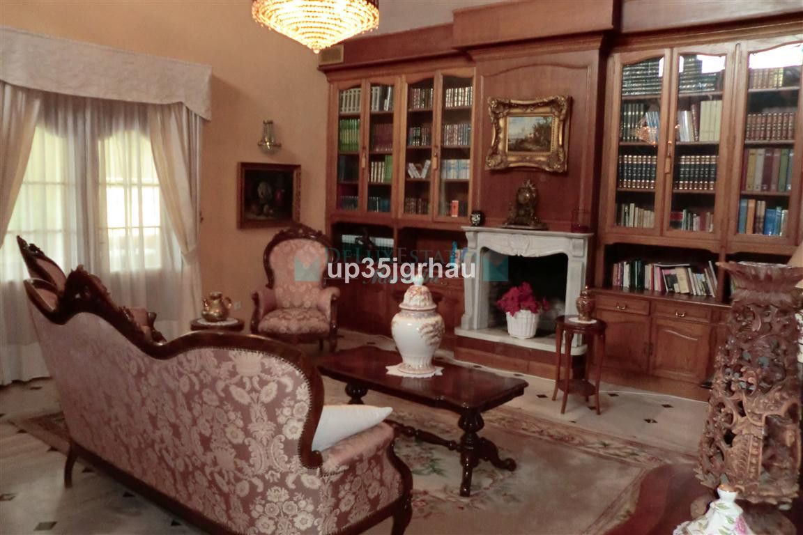 Villa for sale in Estepona