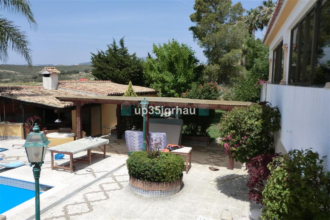 Villa for sale in Estepona