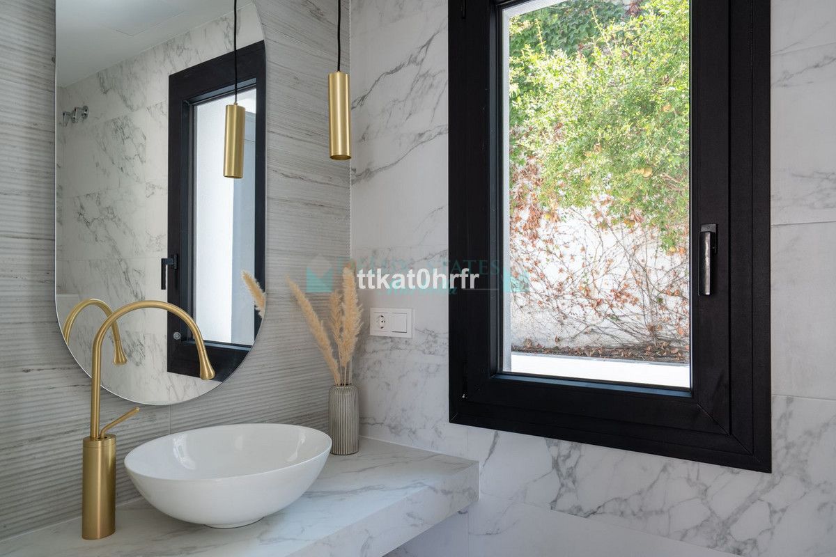 Villa for sale in Nueva Andalucia