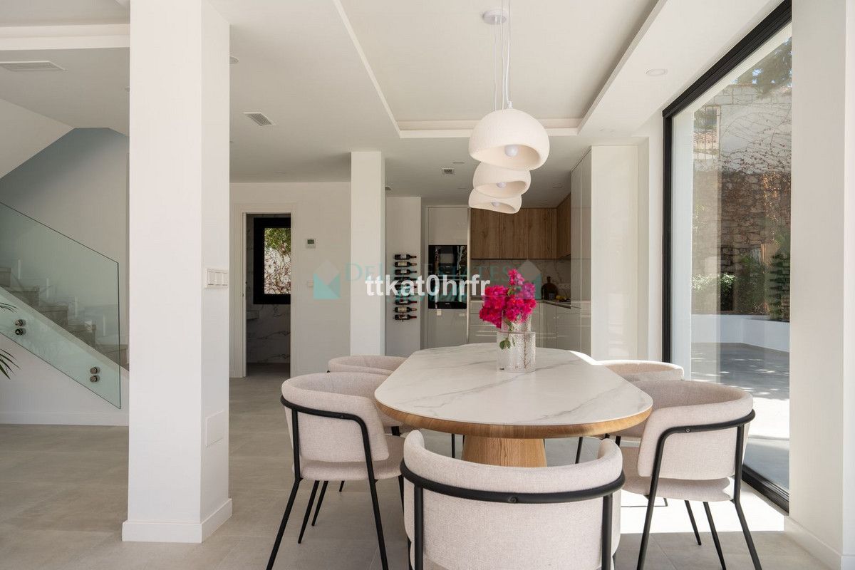 Villa for sale in Nueva Andalucia