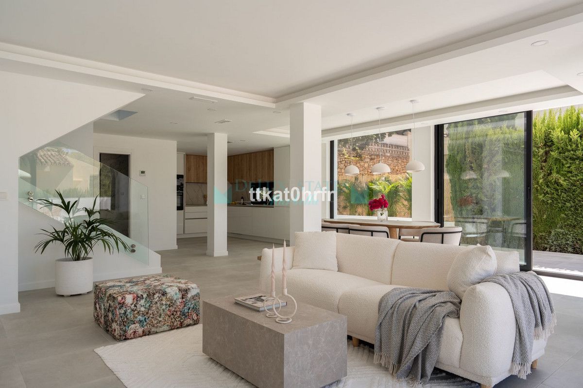 Villa for sale in Nueva Andalucia