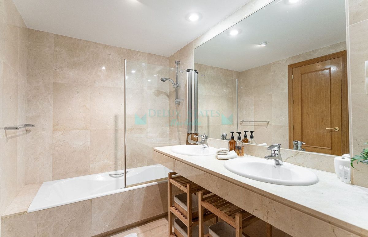 Apartment for rent in Cabopino, Marbella East