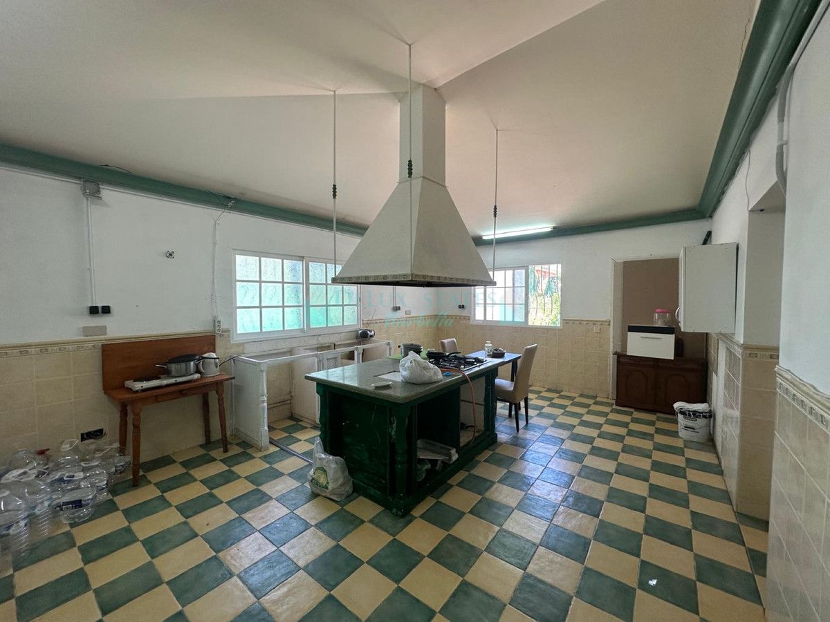 Villa for sale in Nueva Andalucia