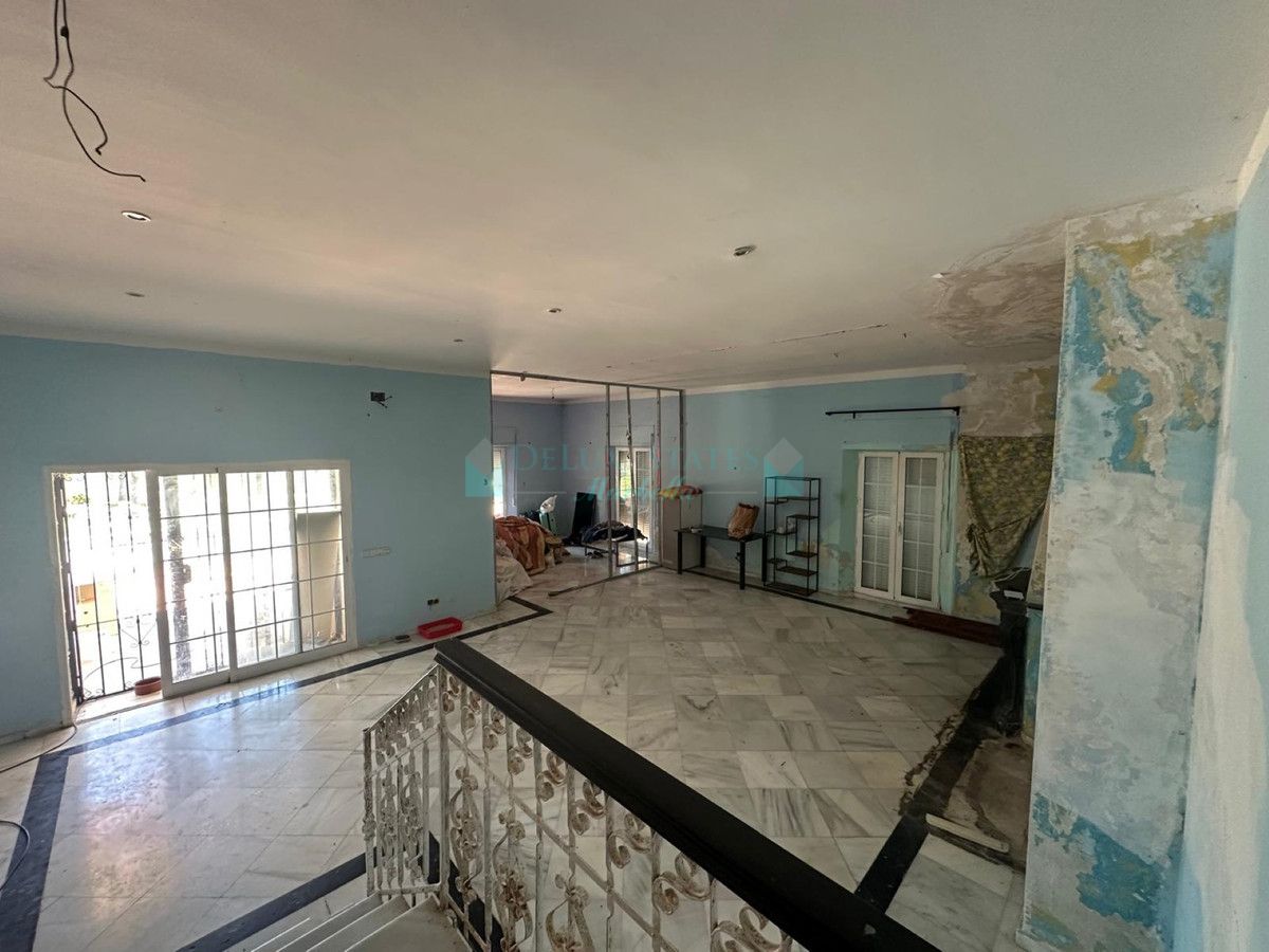 Villa for sale in Nueva Andalucia