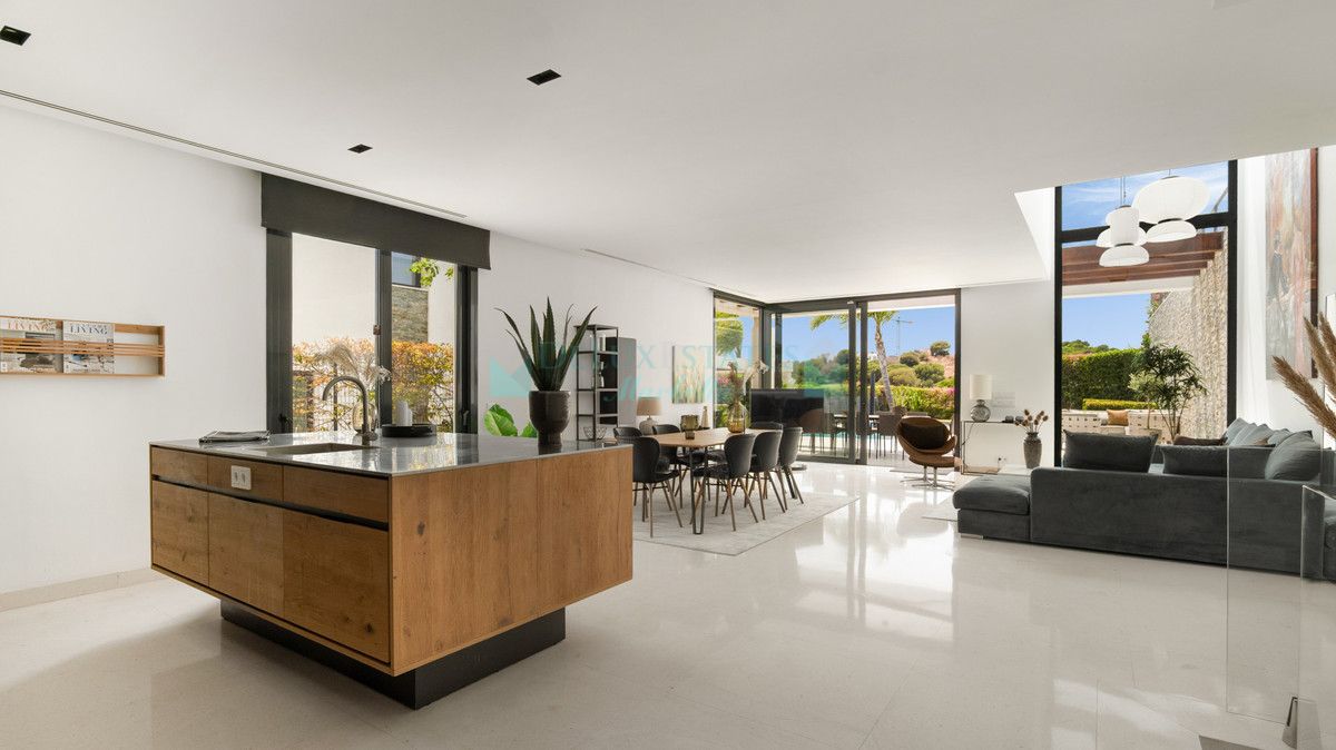 Semi Detached Villa for sale in Cabopino, Marbella East