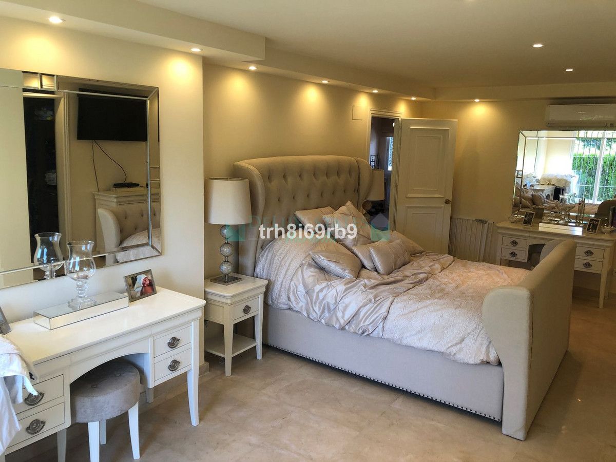 Villa for sale in Benamara, Estepona