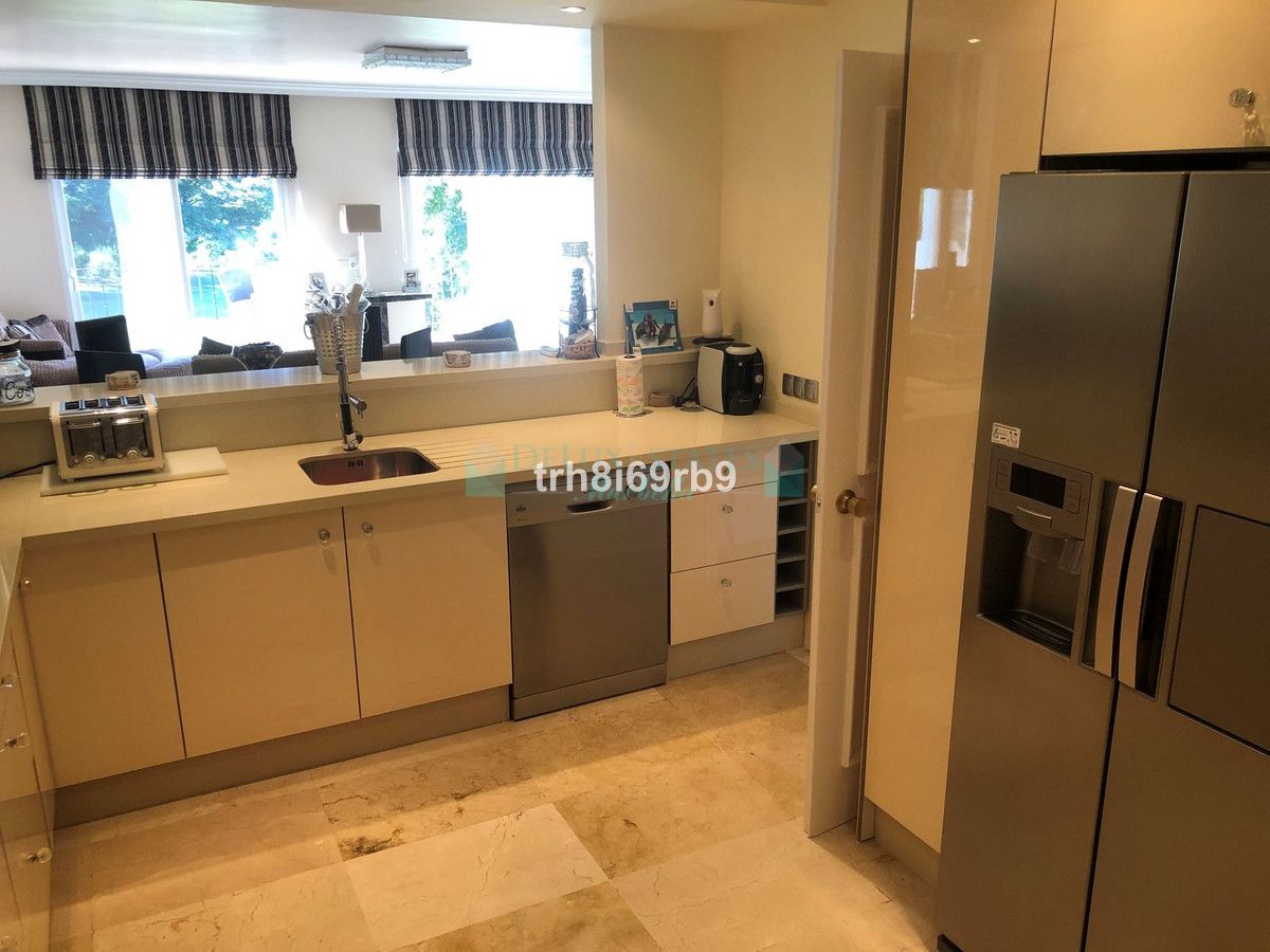 Villa for sale in Benamara, Estepona