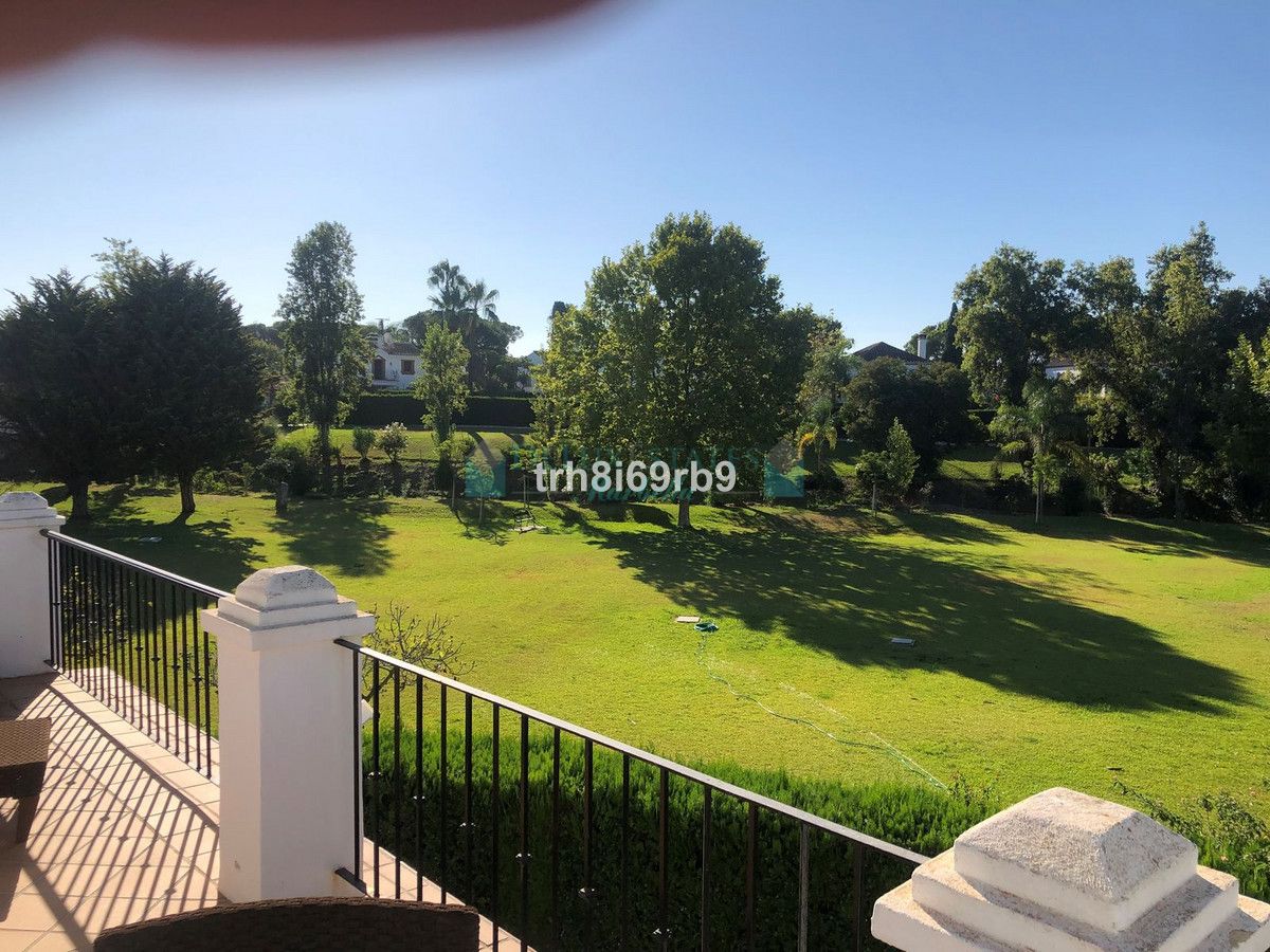 Villa for sale in Benamara, Estepona