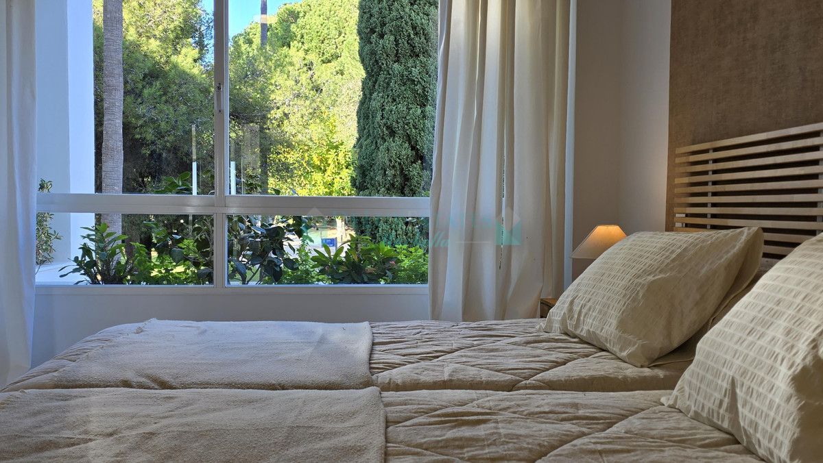 Apartment for rent in Rio Real, Marbella East