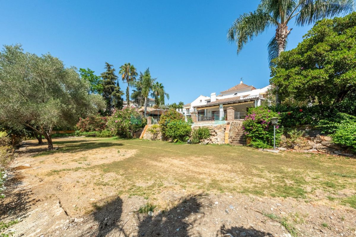Villa for sale in El Paraiso, Estepona