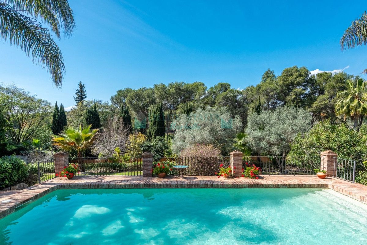 Villa for sale in El Paraiso, Estepona