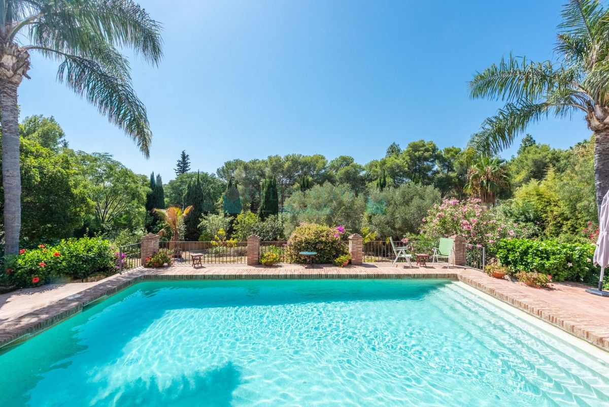 Villa for sale in El Paraiso, Estepona